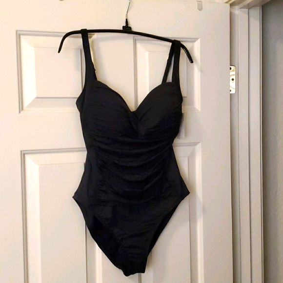 La Blanca Swim La Blanca One Piece Ruched Swimsuit Wore Once Poshmark